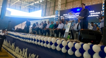 José Eliton entrega cartões do Renda Cidadã em Luziânia